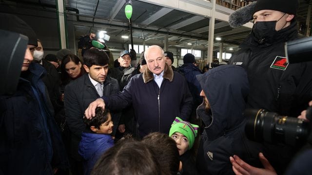 Der belarussische Machthaber Alexander Lukaschenko spricht mit Migranten in einem Logistikzentrum an der polnisch-belarussischen Grenze. Der belarussische Machthaber Alexander Lukaschenko spricht mit Migranten in einem Logistikzentrum an der polnisch-belarussischen Grenze.