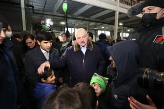 Der belarussische Machthaber Alexander Lukaschenko spricht mit Migranten in einem Logistikzentrum an der polnisch-belarussischen Grenze.