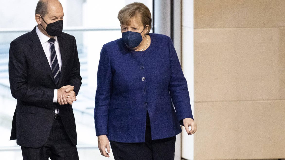 Der künftige Bundeskanzler und die geschäftsführende Bundeskanzlerin (Archiv): Scholz und Merkel beraten am Dienstag mit den Ländern über schärfere Maßnahmen.