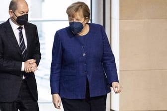 Der künftige Bundeskanzler und die geschäftsführende Bundeskanzlerin (Archiv): Scholz und Merkel beraten am Dienstag mit den Ländern über schärfere Maßnahmen.