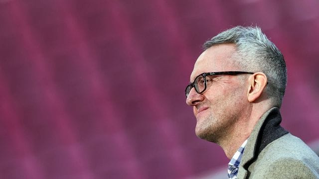 FC-Geschäftsführer Wehrle weist die Kritik am vollen Kölner Stadion zurück. FC-Geschäftsführer Wehrle weist die Kritik am vollen Kölner Stadion zurück.