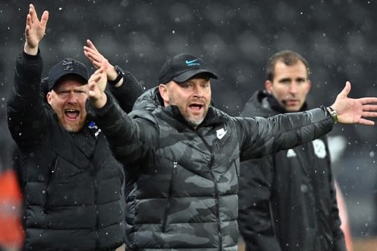 Andreas Neuendorf (l) wurde für ein Spiel gesperrt.