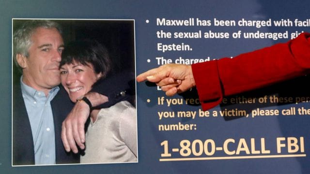 Eine Anklägerin zeigt auf ein Foto von Jeffrey Epstein und Ghislaine Maxwell. Eine Anklägerin zeigt auf ein Foto von Jeffrey Epstein und Ghislaine Maxwell.