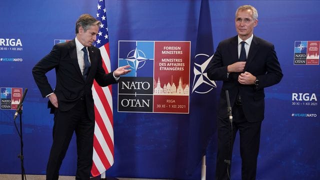 US-Außenminister Antony Blinken (l) und Nato-Generalsekretär Jens Stoltenberg beim Treffen des Militärbündnisses in Riga.