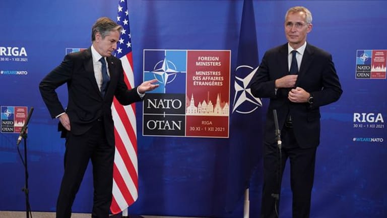 US-Außenminister Antony Blinken (l) und Nato-Generalsekretär Jens Stoltenberg beim Treffen des Militärbündnisses in Riga.