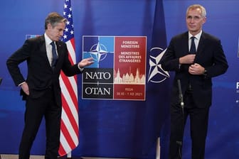 US-Außenminister Antony Blinken (l) und Nato-Generalsekretär Jens Stoltenberg beim Treffen des Militärbündnisses in Riga.