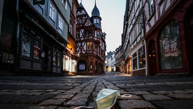 Das Bundesverfassungsgericht kam zu dem Ergebnis, dass die Kontakt- und Ausgangsbeschränkungen in erheblicher Weise in verschiedene Grundrechte eingreifen - "in der äußersten Gefahrenlage der Pandemie" seien sie aber mit dem Grundgesetz vereinbar gewesen. Das Bundesverfassungsgericht kam zu dem Ergebnis, dass die Kontakt- und Ausgangsbeschränkungen in erheblicher Weise in verschiedene Grundrechte eingreifen - "in der äußersten Gefahrenlage der Pandemie" seien sie aber mit dem Grundgesetz vereinbar gewesen.