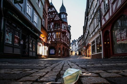Das Bundesverfassungsgericht kam zu dem Ergebnis, dass die Kontakt- und Ausgangsbeschränkungen in erheblicher Weise in verschiedene Grundrechte eingreifen - "in der äußersten Gefahrenlage der Pandemie" seien sie aber mit dem Grundgesetz vereinbar gewesen.