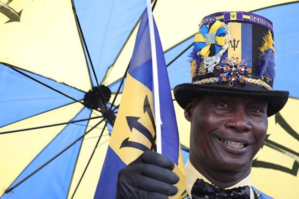 Aidan Taylor, ein Bürger von Barbados, in Nationalfarben gekleidet.