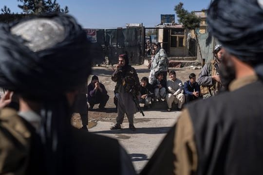 Taliban-Kämpfer in Kabul sichern nach der Explosion einer Bombe den Straßenrand.