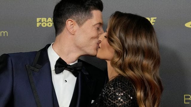 Robert Lewandowski bekommt von Ehefrau Anna ein Küsschen in Paris. Robert Lewandowski bekommt von Ehefrau Anna ein Küsschen in Paris.
