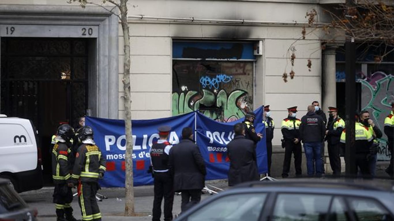Polizeibeamte in der Nähe des Gebäudes in Barcelona, in dem ein Brand mit Todesopfern ausgebrochen ist.
