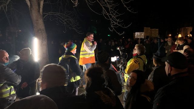 In Rostock haben nach Angaben der Polizei zunächst rund 850 Menschen gegen die nach ihrer Ansicht zu strengen Regelungen im Umgang mit der Corona-Pandemie und die damit verbundenen Einschränkungen protestiert. In Rostock haben nach Angaben der Polizei zunächst rund 850 Menschen gegen die nach ihrer Ansicht zu strengen Regelungen im Umgang mit der Corona-Pandemie und die damit verbundenen Einschränkungen protestiert.