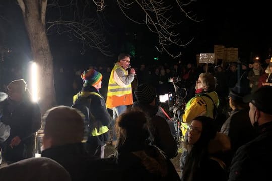 In Rostock haben nach Angaben der Polizei zunächst rund 850 Menschen gegen die nach ihrer Ansicht zu strengen Regelungen im Umgang mit der Corona-Pandemie und die damit verbundenen Einschränkungen protestiert.