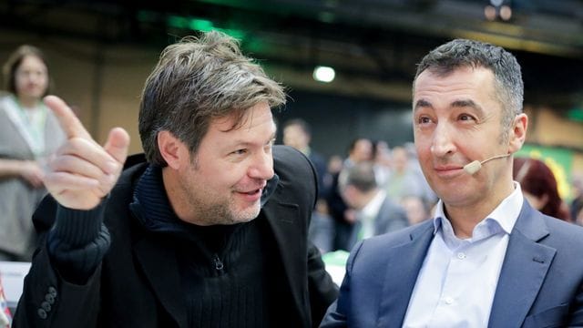 Schleswig-Holsteins damaliger Umweltminister Robert Habeck (l, Grüne) und der Vorsitzende von Bündnis 90/Die Grünen, Cem Özdemir auf dem Parteitag von Bündnis 90/Die Grünen.