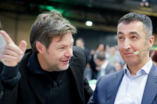 Schleswig-Holsteins damaliger Umweltminister Robert Habeck (l, Grüne) und der Vorsitzende von Bündnis 90/Die Grünen, Cem Özdemir auf dem Parteitag von Bündnis 90/Die Grünen.