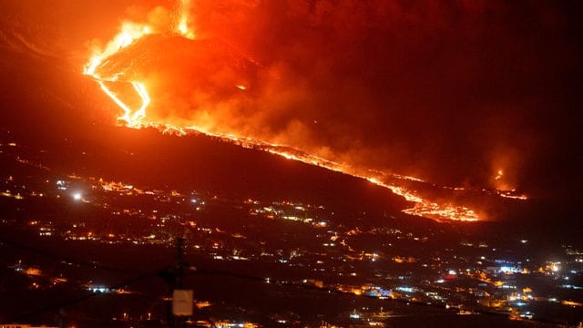 Glühende Lava fließt auf La Palma bei einem weiteren Vulkanausbruch einen Berg hinunter.