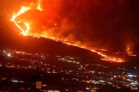 Glühende Lava fließt auf La Palma bei einem weiteren Vulkanausbruch einen Berg hinunter.