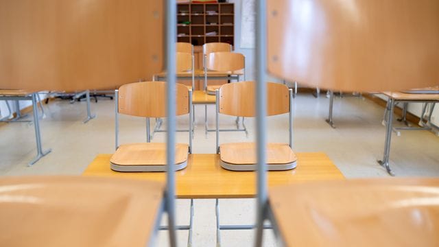 Wann werden an den Schulen in den Bundesländern vor Weihnachten die Stühle hochgestellt?. Wann werden an den Schulen in den Bundesländern vor Weihnachten die Stühle hochgestellt?.