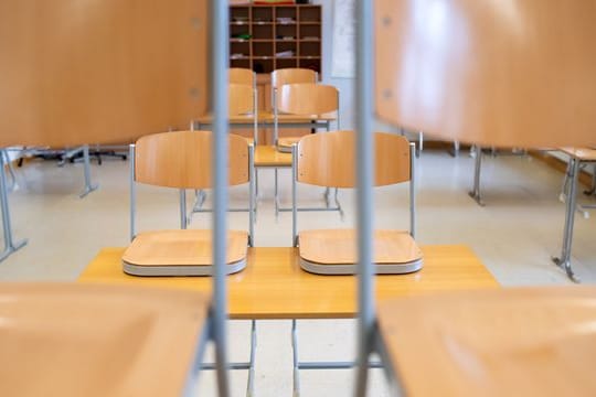 Wann werden an den Schulen in den Bundesländern vor Weihnachten die Stühle hochgestellt?.