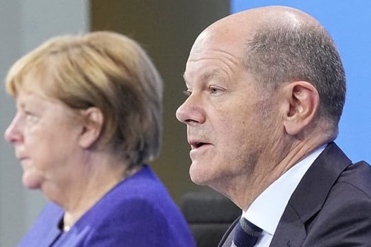 Die geschäftsführende Bundeskanzlerin Angela Merkel und ihr designierter Nachfolger Olaf Scholz bei einer Pressekonferenz im Bundeskanzleramt.