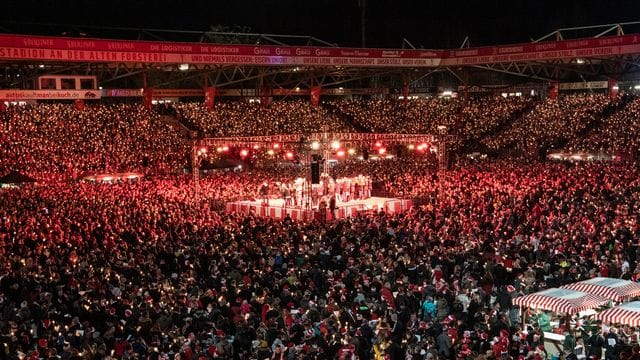 Das letzte traditionelle Weihnachtssingen in der Alten Försterei fand 2019 statt. Das letzte traditionelle Weihnachtssingen in der Alten Försterei fand 2019 statt.
