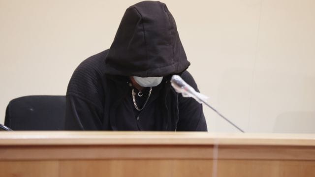 Der Angeklagte vor dem Landgericht Gera zu Prozessbeginn. Der Angeklagte vor dem Landgericht Gera zu Prozessbeginn.