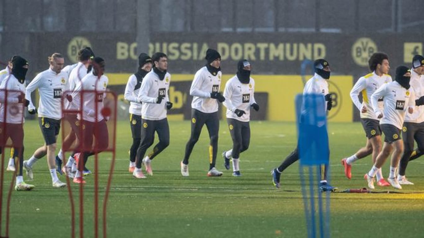 Die Spieler von Borussia Dortmund laufen sich für das Training warm.