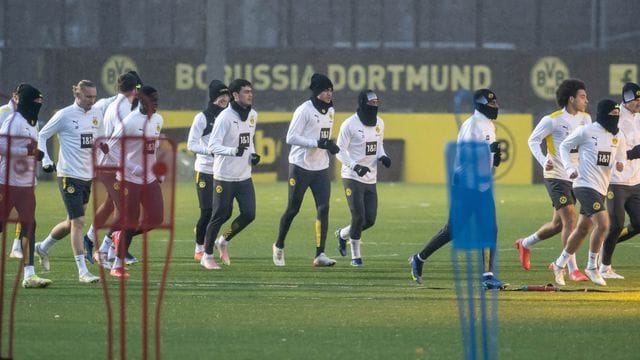 Die Spieler von Borussia Dortmund laufen sich für das Training warm. Die Spieler von Borussia Dortmund laufen sich für das Training warm.