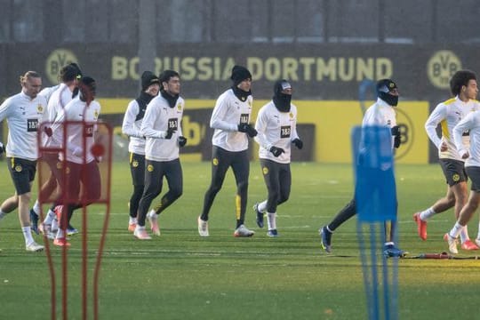 Die Spieler von Borussia Dortmund laufen sich für das Training warm.