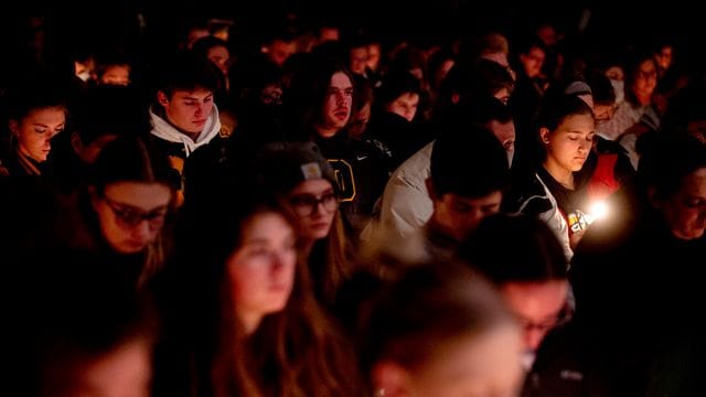 Schülerinnen und Schüler der Oxford High School nehmen an einer Mahnwache für die Opfer des Angriffs des 15-jährigen Schützen teil. Schülerinnen und Schüler der Oxford High School nehmen an einer Mahnwache für die Opfer des Angriffs des 15-jährigen Schützen teil.