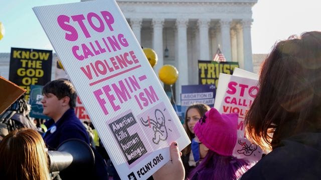 Abtreibungsgegner und Abtreibungsbefürworter demonstrieren vor dem Obersten Gerichtshof in Washington.