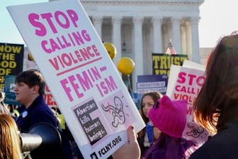 Abtreibungsgegner und Abtreibungsbefürworter demonstrieren vor dem Obersten Gerichtshof in Washington.