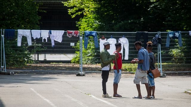Junge Flüchtlinge auf dem Gelände der Landeserstaufnahmeeinrichtung in Sigmaringen (Symbolbild). Junge Flüchtlinge auf dem Gelände der Landeserstaufnahmeeinrichtung in Sigmaringen (Symbolbild).