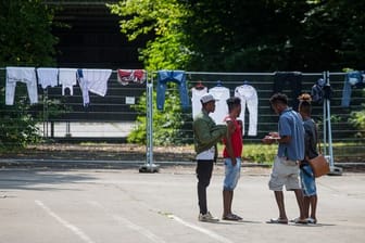 Junge Flüchtlinge auf dem Gelände der Landeserstaufnahmeeinrichtung in Sigmaringen (Symbolbild).