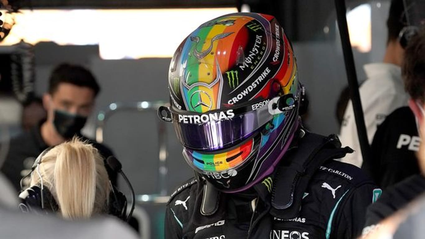 Kann sich für die entscheidenden Saisonrennen auf einen stärkeren Motor freuen: Mercedes-Pilot Lewis Hamilton.