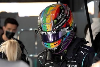 Kann sich für die entscheidenden Saisonrennen auf einen stärkeren Motor freuen: Mercedes-Pilot Lewis Hamilton.