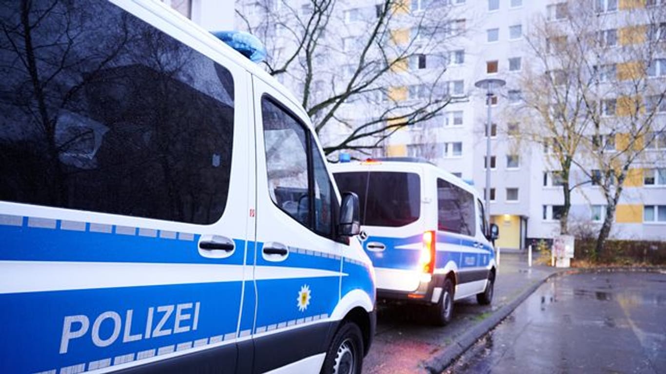 Fahrzeuge der Bundespolizei vor einem Wohnhaus in Berlin.