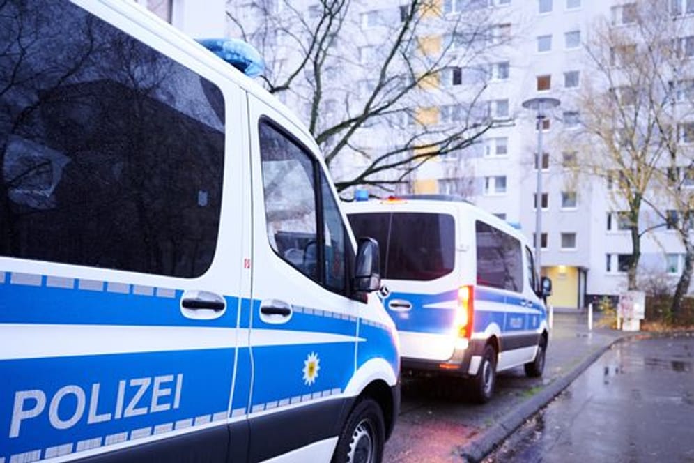 Fahrzeuge der Bundespolizei vor einem Wohnhaus in Berlin.