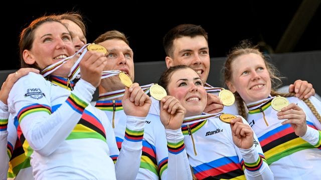 Die Mixed-Weltmeister Lisa Brennauer (l) und Tony Martin (3.