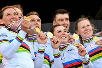 Die Mixed-Weltmeister Lisa Brennauer (l) und Tony Martin (3.