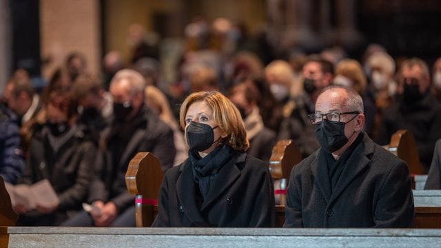 Ministerpräsidentin Malu Dreyer und Ehemann Klaus Jensen in der Hohen Domkirche Trier beim Gedenkgottesdienst für die Opfer der Amokfahrt. Ministerpräsidentin Malu Dreyer und Ehemann Klaus Jensen in der Hohen Domkirche Trier beim Gedenkgottesdienst für die Opfer der Amokfahrt.