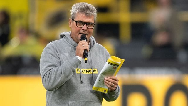 Norbert Dickel kritisierte das Verhalten von Bayern-Stürmer Robert Lewandowski auf dem Fußballfeld. Norbert Dickel kritisierte das Verhalten von Bayern-Stürmer Robert Lewandowski auf dem Fußballfeld.