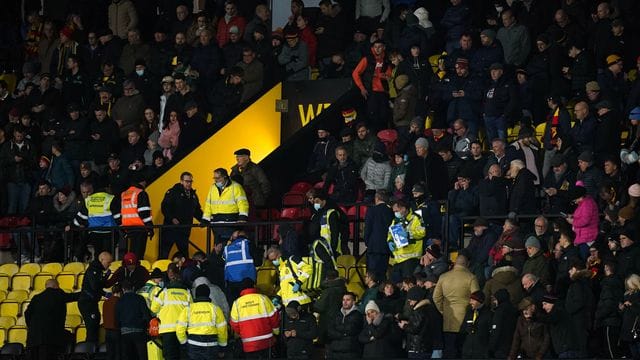 Medizinisches Personal kümmert sich um einen Notfall auf der Tribüne.