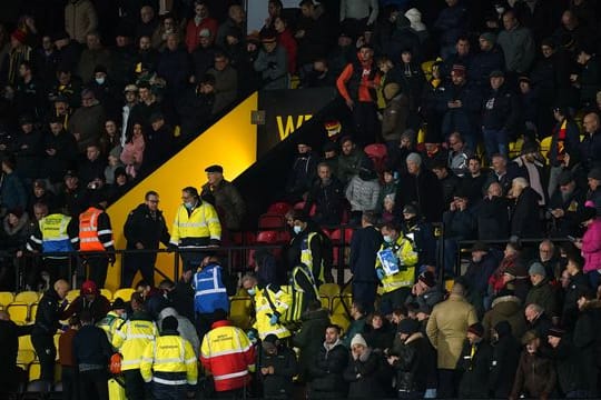 Medizinisches Personal kümmert sich um einen Notfall auf der Tribüne.