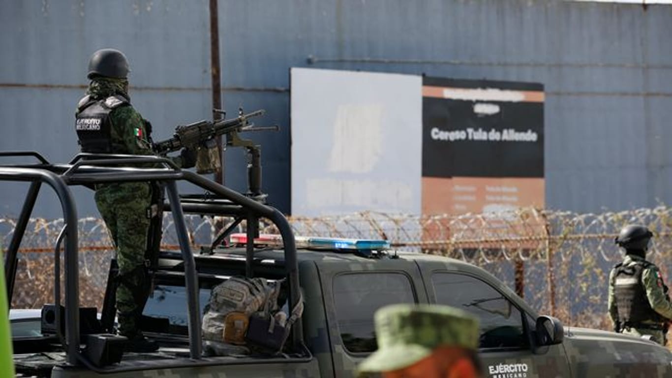 Soldaten der mexikanischen Armee stehen vor einem Gefängnis Wache, nachdem eine Bande mehrere Fahrzeuge in das Gefängnis gerammt hat und mit neun Insassen geflohen ist.
