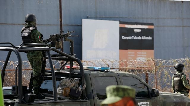 Soldaten der mexikanischen Armee stehen vor einem Gefängnis Wache, nachdem eine Bande mehrere Fahrzeuge in das Gefängnis gerammt hat und mit neun Insassen geflohen ist. Soldaten der mexikanischen Armee stehen vor einem Gefängnis Wache, nachdem eine Bande mehrere Fahrzeuge in das Gefängnis gerammt hat und mit neun Insassen geflohen ist.