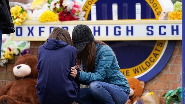 Menschen trauern vor der Oxford High School.