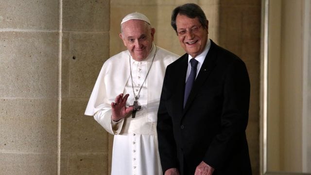 Der zyprische Präsident Nicos Anastasiades empfängt Papst Franziskus in Nikosia.