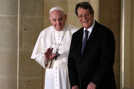 Der zyprische Präsident Nicos Anastasiades empfängt Papst Franziskus in Nikosia.